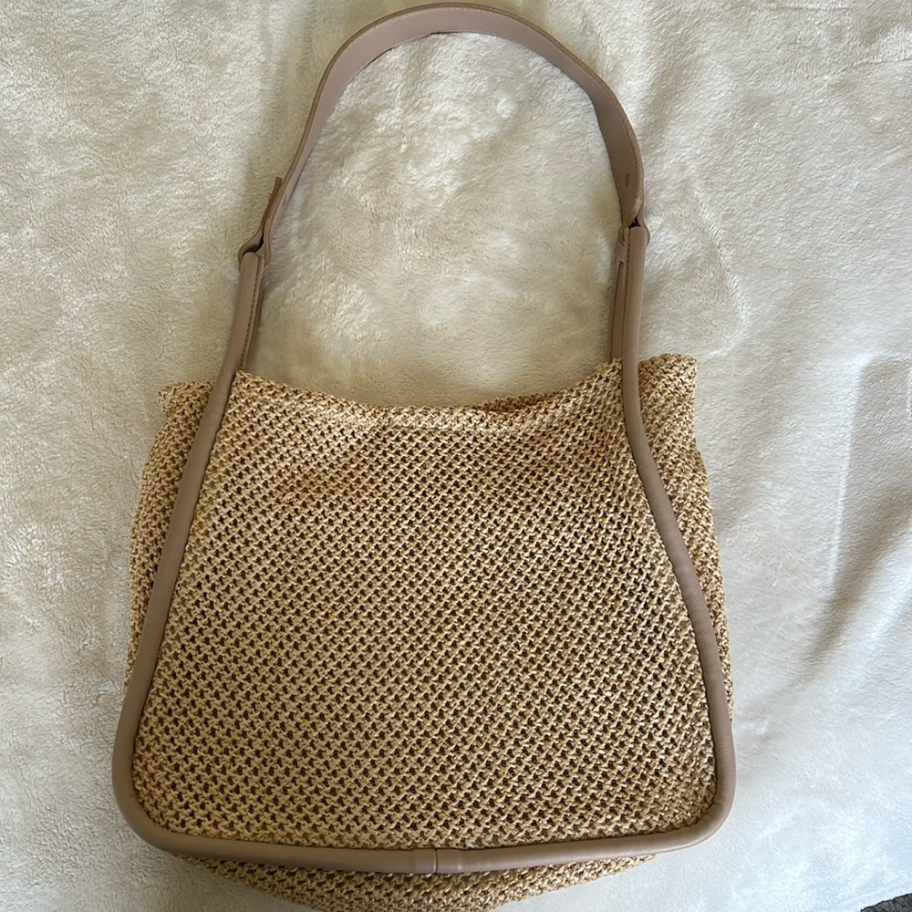 Straw/wicker shoulder bag with leather insert